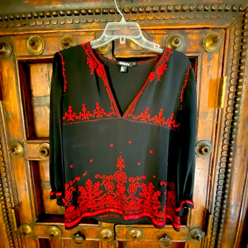 DNKY: Black w red design, top